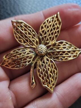 VTG Gold Floral Filigree Brooch - Women's Jewelry